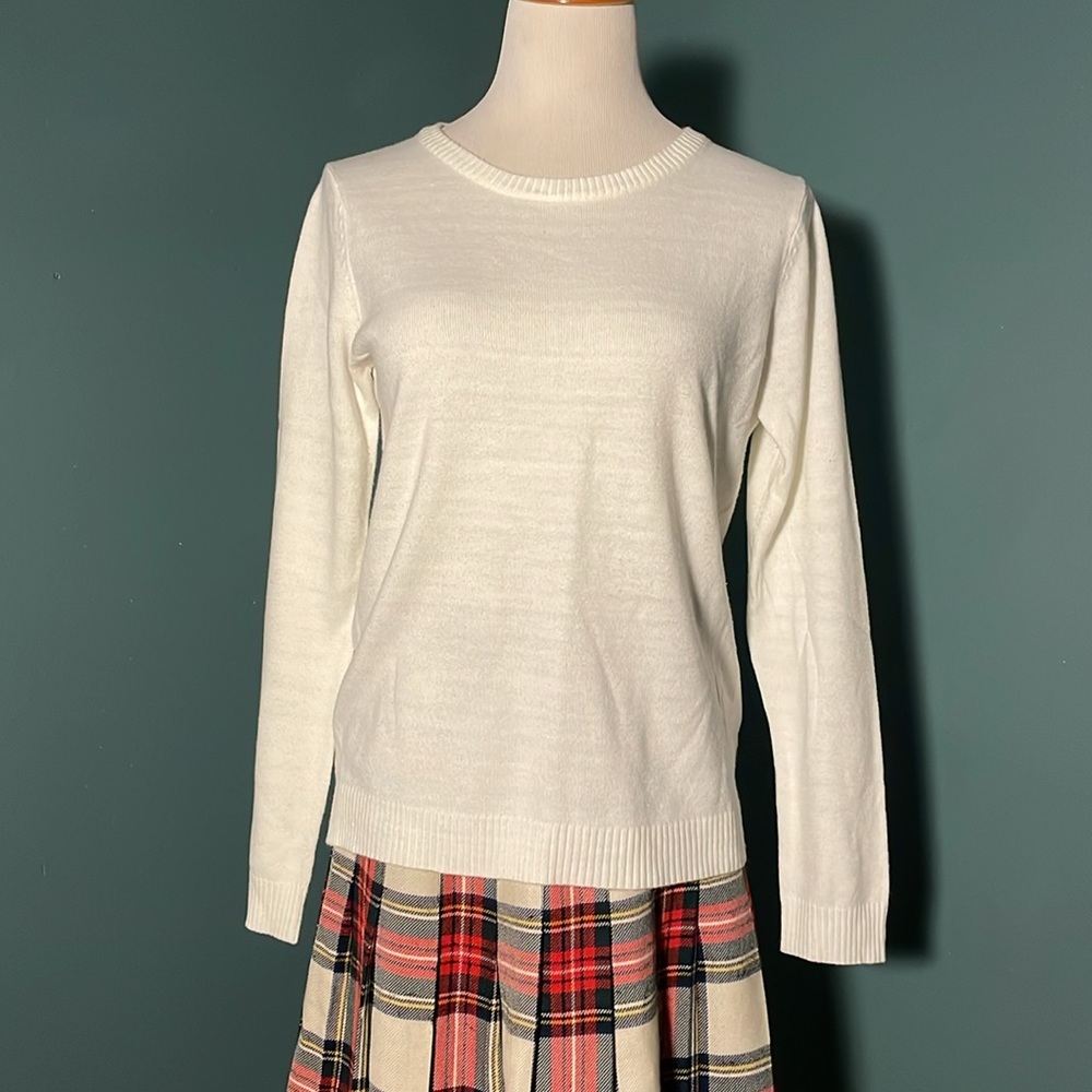 Ye Mak light weight White Sweater